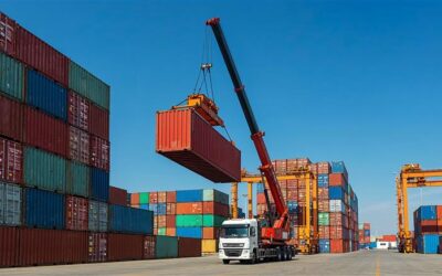 Operación logística en el puerto de Buenaventura con alta concentración de carga y actividad portuaria.