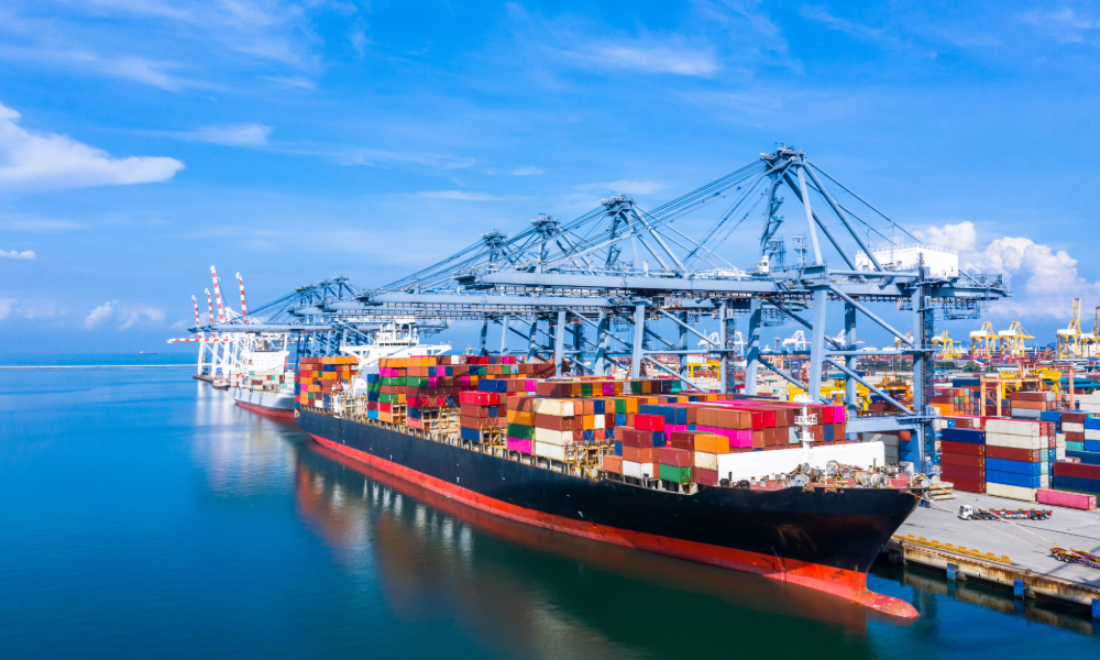 Buque portacontenedores llegando a un puerto internacional durante una operación de transporte marítimo